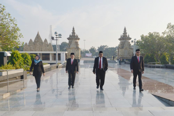 Ilustrasi: Acara Tebar Bunga di Taman Makam Pahlawan Kalibata, Jakarta sebagai rangkaian peringatan Hari Kebangkitan Nasional ke-110