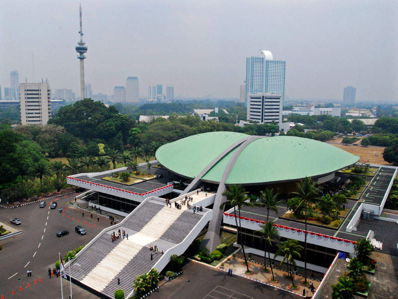 Sumber ilustrasi: motivatornews.com / news /wp-content / uploads / 2011 / 01 / gedung-dpr-ri.jpg