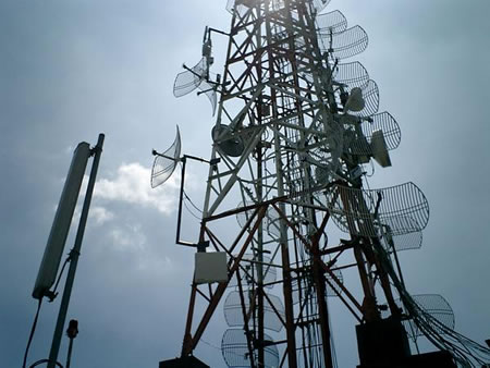 Sumber ilustrasi: semarangcyber.com /kadin/wp-content/uploads/2011/09/tower-operator-telekomunikasi.