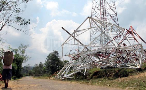 Sumber ilustrasi: data.tribunnews.com/foto/bank/images/20110902_BTS_Telkom_Roboh_Oleh_Puting_Beliung