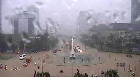 Sumber ilustrasi: http://images.solopos.com/2013/01/Banjir-Jakarta-17-Kuningan.jpg