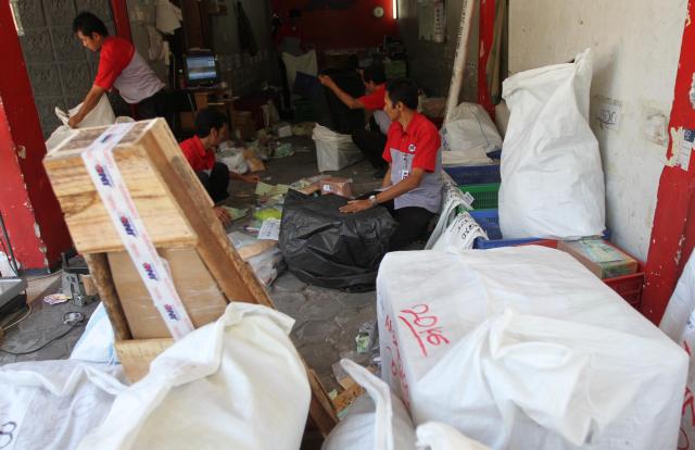 Sumber ilustrasi: http://images.solopos.com/2011/07/5pengiriman1.jpg