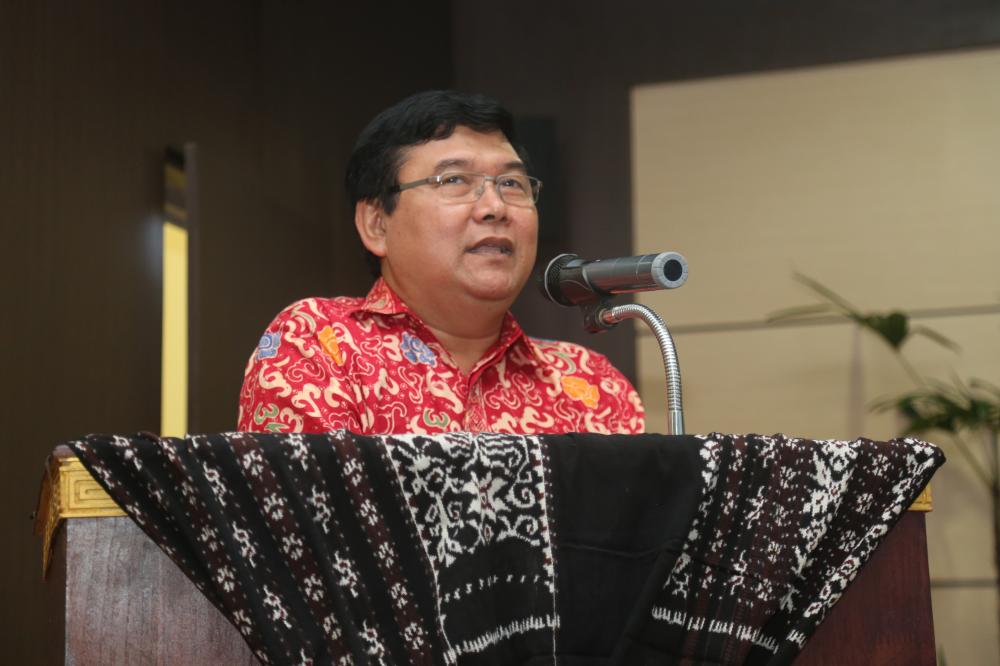 Sekditjen Sumber Daya dan Perangkat Pos dan Informatika, Sadjan, sedang memberikan sambutan