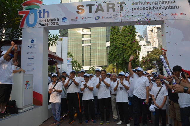 Fun Walk Hari Bhakti Postel ke-70 Bersama Menkominfo