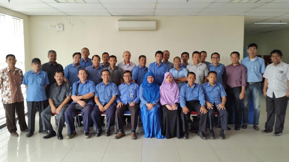 Foto bersama setelah acara pembekalan oleh Direktur Pengendalian SDPPI pada workshop pemeliharaan dan troubleshooting stasiun monitor frekuensi radio  di Pusat Teknologi dan Informatika (TIK) Nasional, Ciputat, Tangerang Selatan (Foto : Ditdal, 4/11/2015)