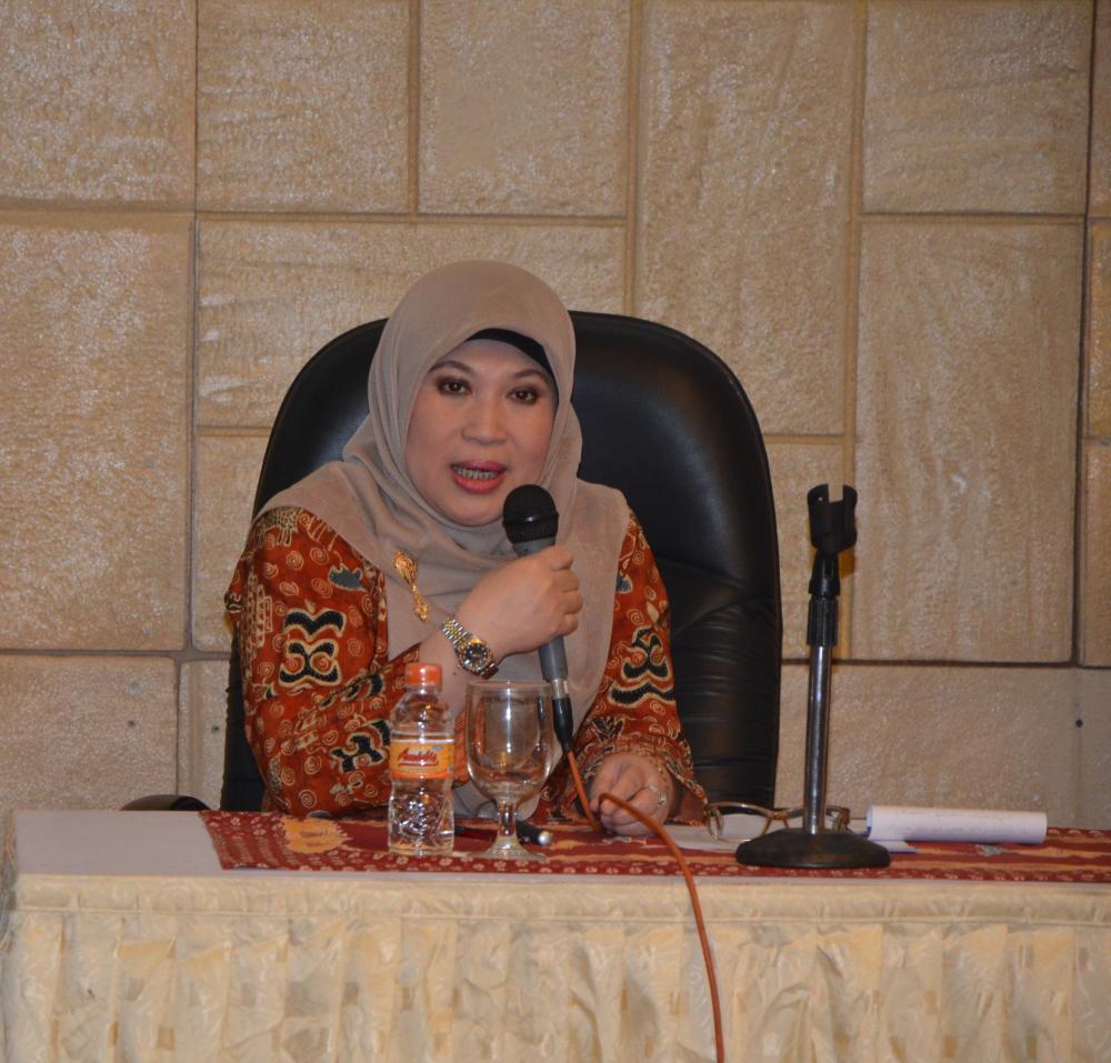 Nadhimah, MBA, Asdep Koordinasi Pelaksanaan, Pemantauan dan Evaluasi  RB, Akuntabilitas Aparatur dan Pengawasan II menyampaikan paparan tentang Road Map Reformasi Birokrasi 2015-2019