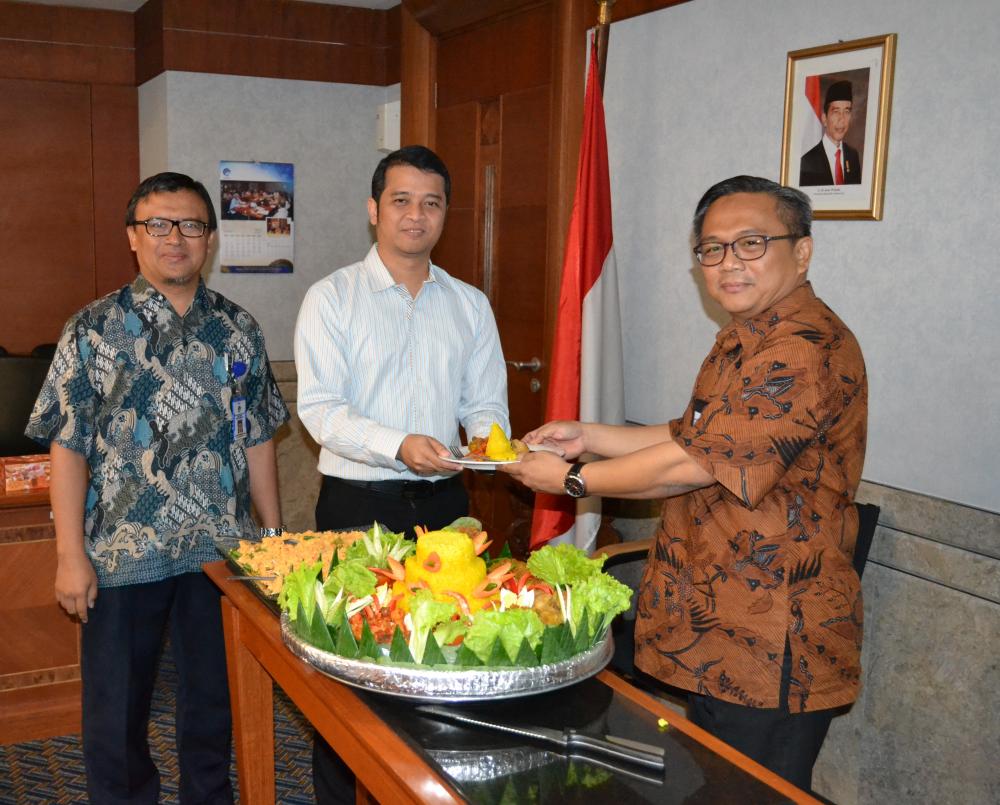 Pencanangan ditandai pemotongan tumpeng