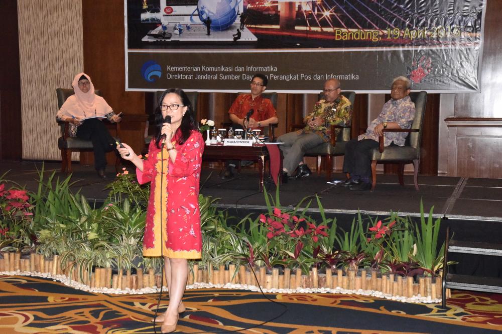 Jenny Mien Lumingkewas, menjadi pembicara pada kegiatan konsultasi publik dan workshop manajemen SDPPI  di Bandung, Selasa (19/4).