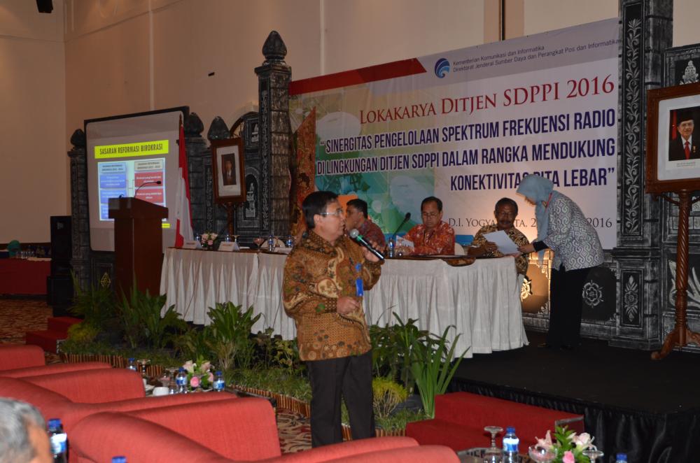 Sekditjen SDPPI, Sadjan saat memberikan prentasi mengenai Pelaksanaan reformasi Birokrasi di Kementrian Komunikasi dan Informatika, pada Lokakarya Ditjen SDPPI di yogyakarta (25/5)