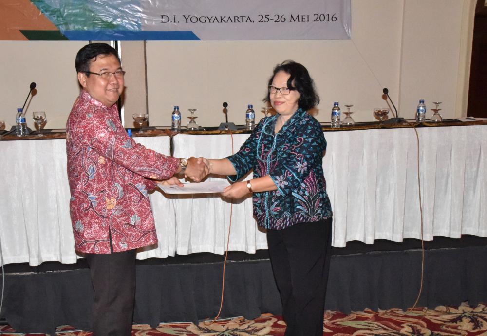 etditjen SDPPI, Sadjan (kiri) menerima hasil rekomendasi Working Group (WG) bidang Pengawasan dan Pengendalian Alat dan Perangkat Telekomunikasi yang diserahkan  oleh ketua WG, Sri Rahayu (26/5)
