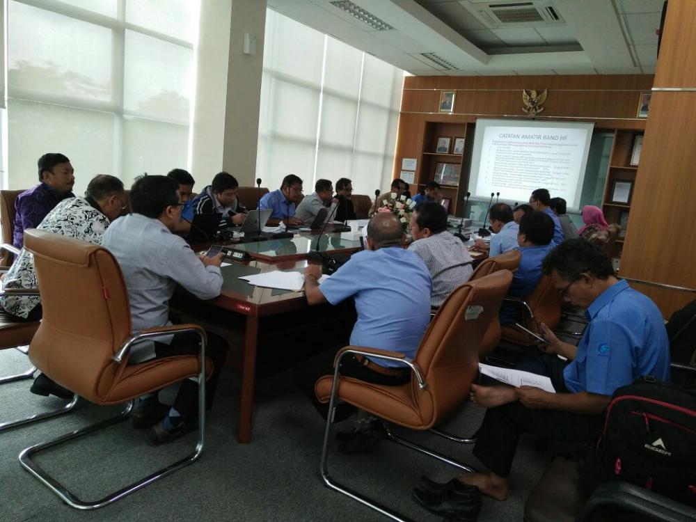Direktur Pengendalian SDPPI, Dwi Handoko, membuka dan memimpin rapat koordinasi persiapan operasi gabungan Penertiban Stasiun Radio HF ilegal di Balmon Kelas II Bandung, Rabu (15/6).