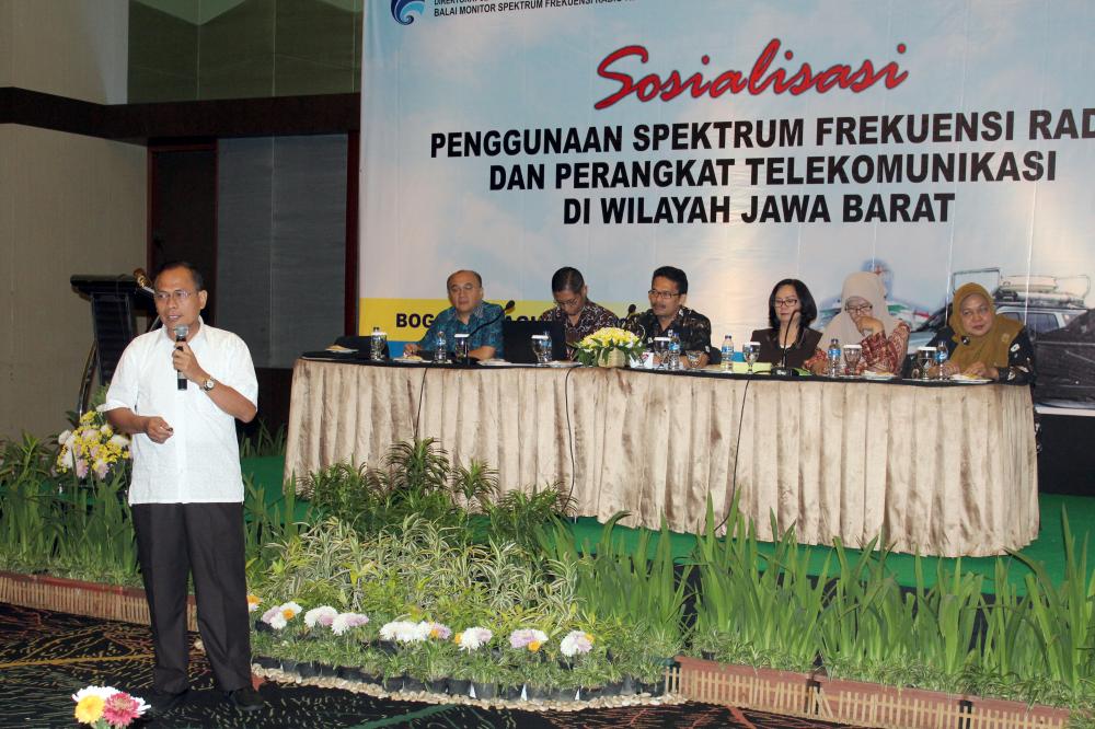 Balai Monitoring Spektrum Frekuensi Radio Kelas II Bandung menyelenggarakan sosialisasi perizinan online Spektrum Frekuensi Radio (SFR) di IPB International Convention Center, Bogor(25/8). Kegiatan tersebut dihadiri sekitar 150 orang dari masyarakat pengguna frekuensi radio baik perorangan maupun instansi di Kota/Kabupaten Bogor, Cianjur, Depok, dan Sukabumi.
