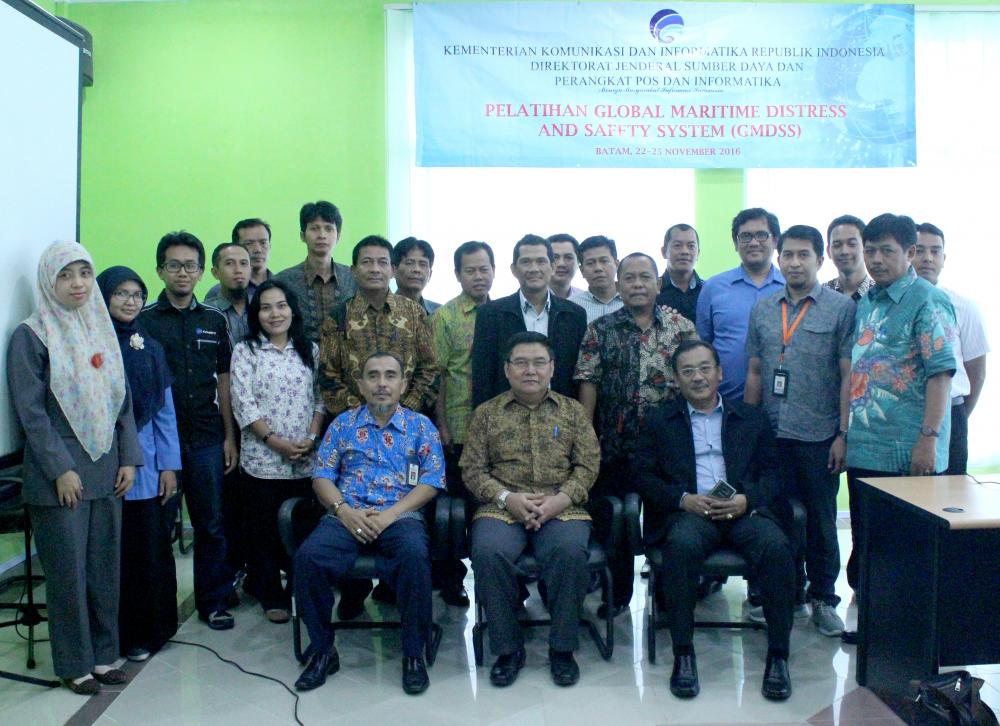 Setditjen SDPPI menggelar pelatihan empat hari mengenai Global Maritime Distress and Safety System (GMDSS) di Batam, Kepulauan Riau (22/11).   Pelatihan GMDSS diselenggarakan  di Balmon Kelas II Batam pada 22 - 25 November 2016 diikuti oleh 13 peserta dari enam Unit Pelaksana Teknis (UPT) di lingkungan Ditjen SDPPI, yakni Balmon Medan, Surabaya, Semarang, Makassar, Loka Balikpapan, dan tuan rumah Balmon Batam