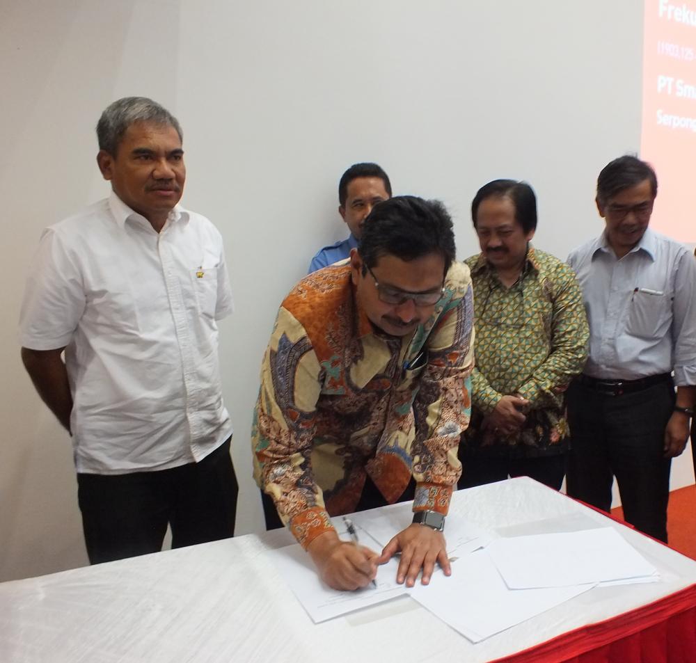 Dirjen SDPPI Ismail, didampingi Ka. UPT Monitor SFR Surabaya, Ka. UPT Jakarta, dan Dirut PT. Smart Telecom dalam Switch Off Pita Frekuensi 1900 MHz