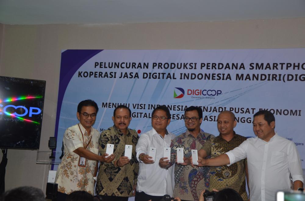 Menteri Kominfo dalam acara peluncuran smartphone lokal DIGICOOP