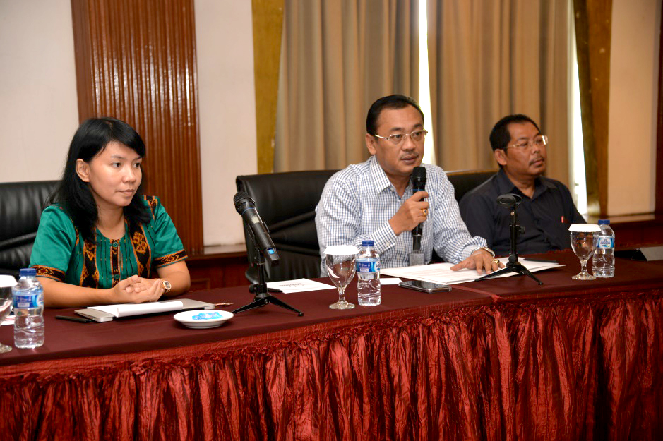 Kabag Umum dan Kepegawaian Bambang Sugiyarto (tengah)  membuka acara Sosialisasi E-SKP di Hotel Salak Bogor, Jabar, Selasa (24/1/20170),Kegiatan tersebut menghadirkan Narasumber   Kepala Pusat Data dan Sarana Informatika, Munzaer (kanan) dan Kasubag Kinerja Pegawai Biro Kepegawaian dan Organisasi Kementerian Kominfo,  Huriana Munthe (kiri)