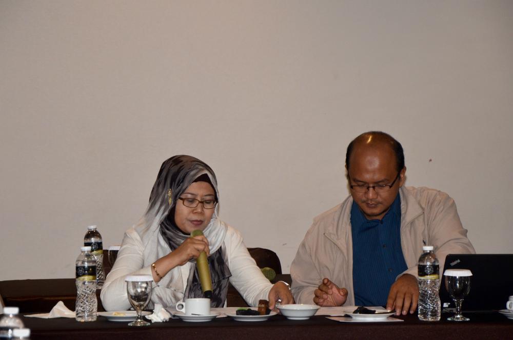 Kepala Bagian Perencanaan Program dan Pelaporan Ditjen SDPPI Fidyah Ernawati (kiri) didampingi Kasubag Evaluasi dan Peelaporan, Hendra Santoso (kanan) saat membuka rapat penyusunan laporan tahunan 2016 Ditjen Sdppi di Bogor. (26/1)