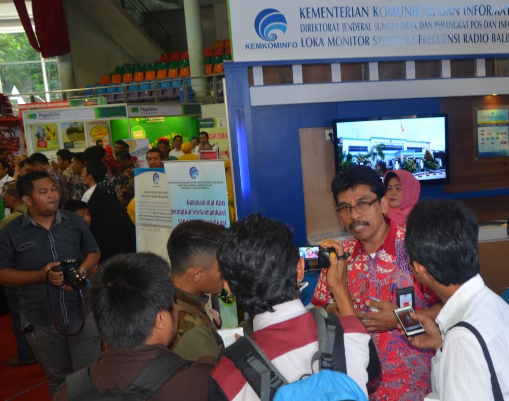 Kepala Loka Spekfrekrad Balikpapan, Heriyanto saat melakukan wawancara dengan awak media