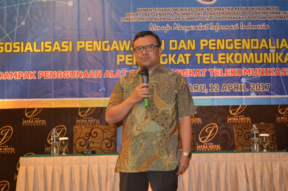 Direktur Pengendalian, Dwi Handoko membuka kegiatan Sosialisasikan Dampak Perangkat Ilegal kepada Sekolah dan Komunitas di Pekanbaru (12/4)