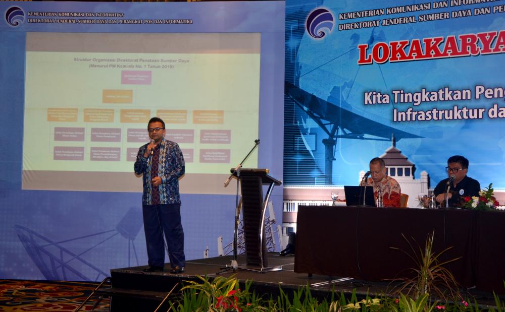 Plt. Direktur Penataan Denny Setiawan menyampaikan paparan pada Lokakarya Ditjen SDPPI 2017