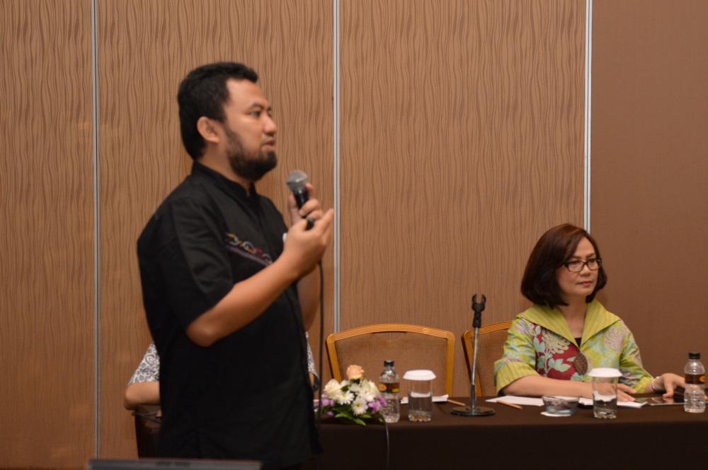 Ketua WG 2, Jenny M. Lumingkewas (kiri) saat memimpin working Group2