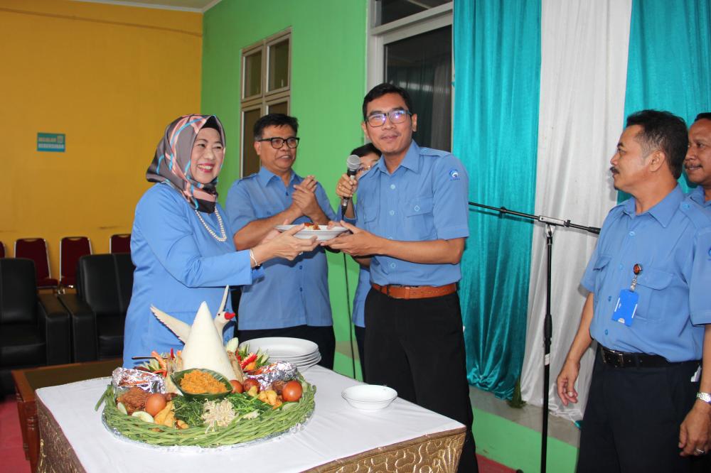 Sekjen Kemkominfo, Farida Dwi Cahyarini memberikan potongan tumpeng kepada pegawai termuda