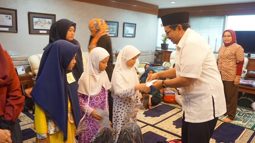 Dirjen SDPPI Ismail memberikan tanda tali kasih kepada putra putri keluarga pegawai Ditjen SDPPI