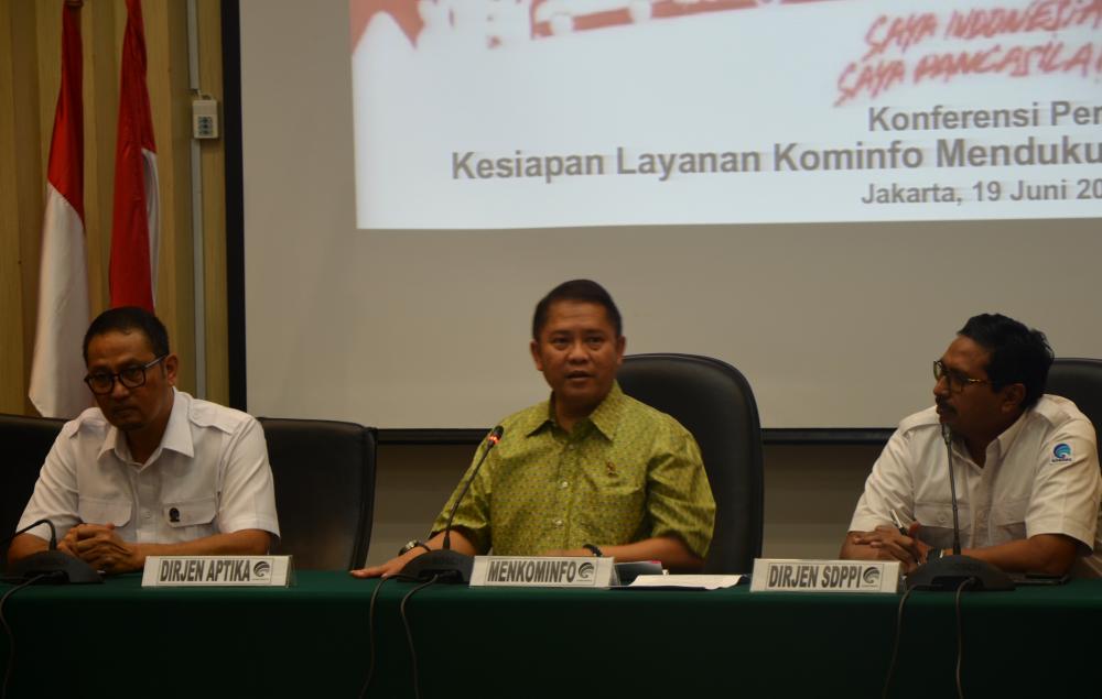 Menteri Komunikasi dan Informatika, Rudiantara (tengah) memebrikan tererangan pada  konfrensi Pers mengenai kesiapan layanana KOMINFO mendukung  arus mudik  dan Idul Fitri 1438 H (19/6)