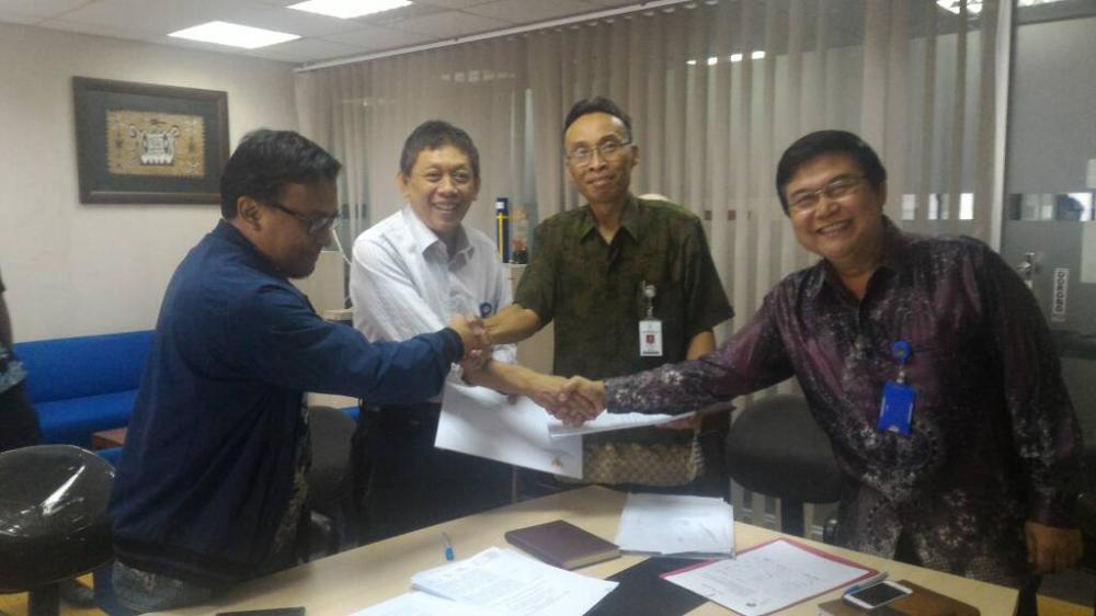 Penyerah Surat Persetujuan Penataan Organisasi UPT Monitor SFR