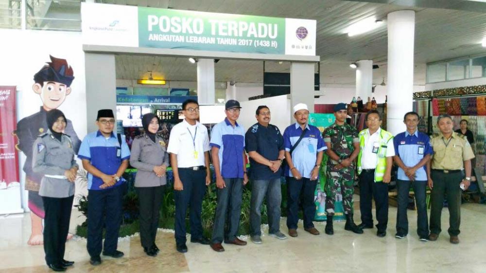 Dirjen SDPPI, ismail (tengah) meninjau Posko Pengamanan Frekuensi di Bandara Lombok (1/7). Posko Pengamanan Frekuensi Radio di Lombok International Airport (LIA), Nusa Tenggara Barat, yang didirikan guna menjamin kelancaran komunikasi radio penerbangan pada musim mudik Idul Fitri 1438 Hijriah