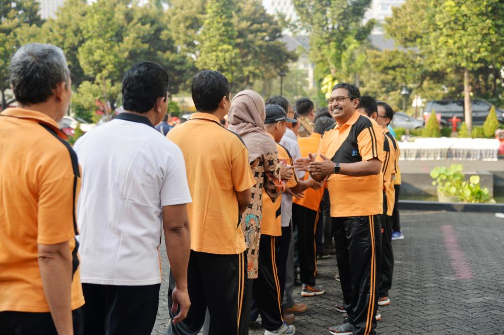 Dirjen SDPPI, Ismail (kanan)  berhalal bihalal dengan seluruh pegawai Ditjen SDPPI (4/7). Kegiatan tersebut diikuti oleh para pejabat Eselon II, III, IV dan para pegawai serta mitra kerja Ditjen SDPPI.