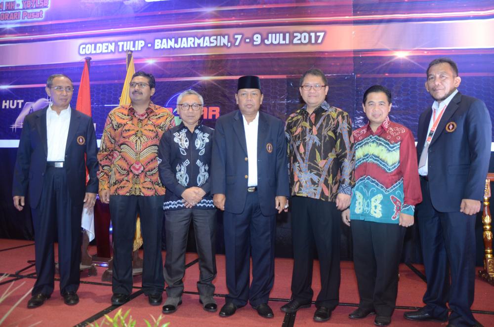 Menteri Kominfo Rudiantara dan Dirjen SDPPI Ismail berpose bersama Sekretaris Daerah Provinsi Kalimantan Selatan Abdul Haris, Walikota Banjarmasin Ibnu Sina dan pengurus ORARI