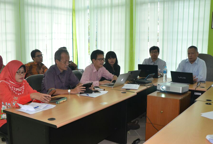 Plt. Direktur Standardisasi Perangkat Pos dan Informatika Ditjen SDPPI, Moch. Hadiyana memimpin pembahasan Rancangan Revisi Peraturan Menteri Komunikasi dan Informatika tentang Petunjuk Pelaksanaan Penetapan Balai Uji Dalam Negeri dan Pengakuan Balai Uji Luar Negeri di Kantor Balai Monitoring Spektrum Frekuensi Radio Kelas II Batam, Kepulauan Riau, Kamis (13/7)