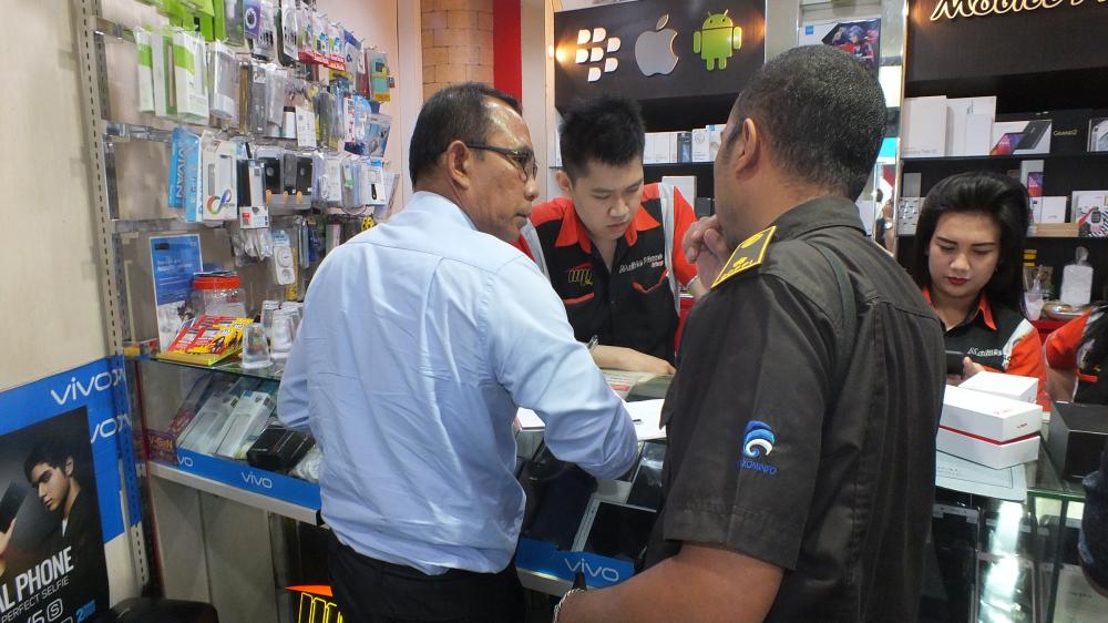 Tampak anggota PPNS Ditjen SDPPI sedang melaksanakan penertiban alat dan perangkat telekomunikasi ilegal disejumlah wilayah di Provinsi Jawa Timur. Operasi Penertiban Terpadu pada 19 – 20 Juli 2017 melibatkan Ditjen SDPPI, Balmon Kelas II Surabaya, Konwas PPNS, Polda Jatim, dan Pomdam V Brawijaya. (19/7)