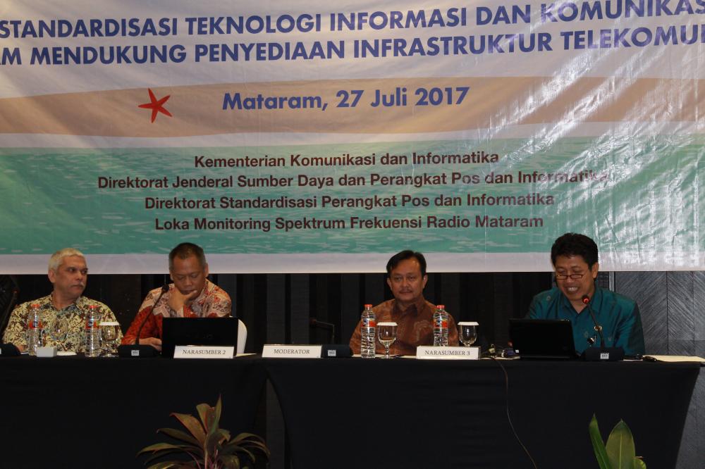 Pembicara dan moderator dalam acara Forum Standardisasi TIK  di Mataram