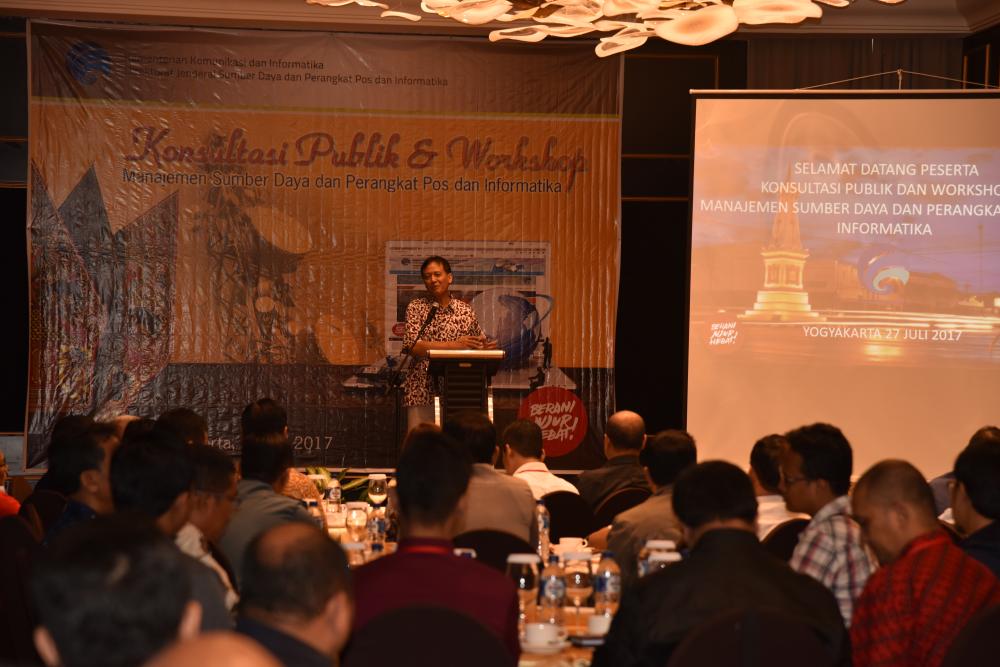 Staf Ahli Bidang Hukum Menteri Komunikasi dan Informatika Henry Subiakto memberikan sambutan dalam kegiatan Konsultasi Publik dan Workshop Manajemen SDPPI