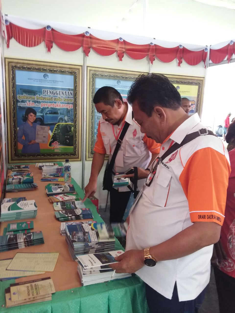 Pengunjung Stand Kementerian Kominfo menyimak informasi yang disajikan melalui brosur-brosur