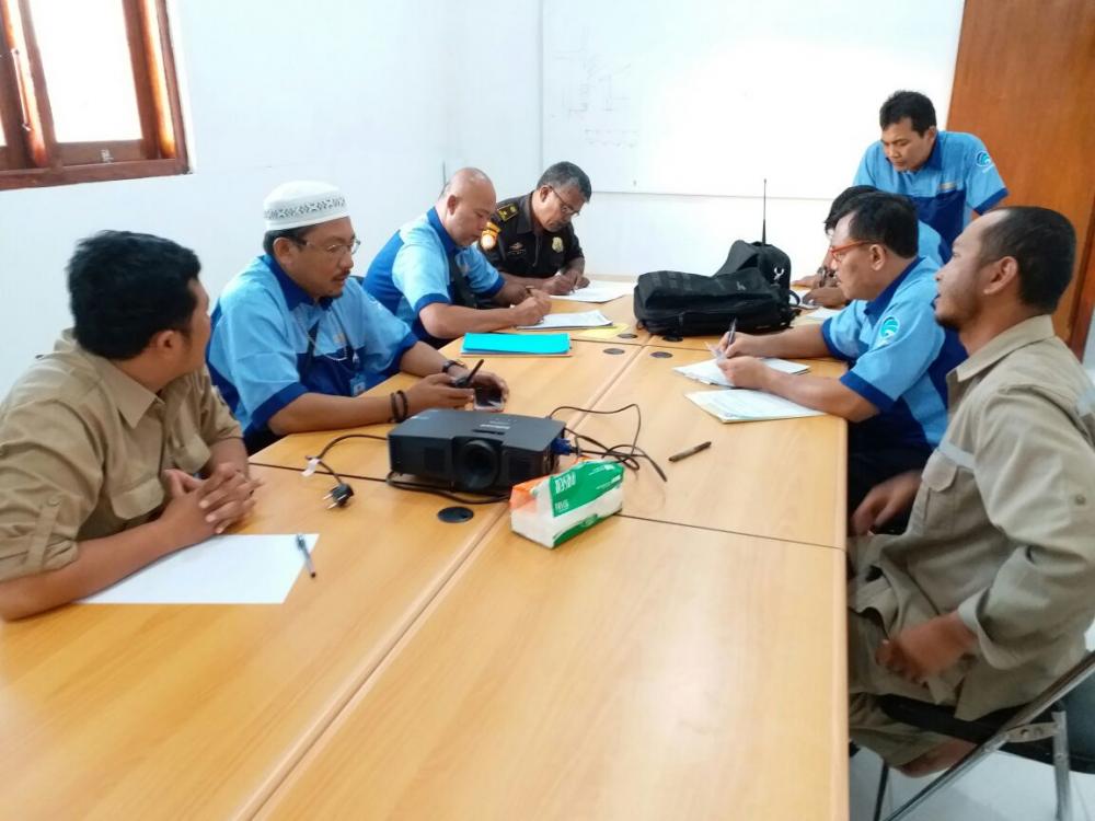 Tim Penertiban membuat berkas berita acara penyitaan barang bukti