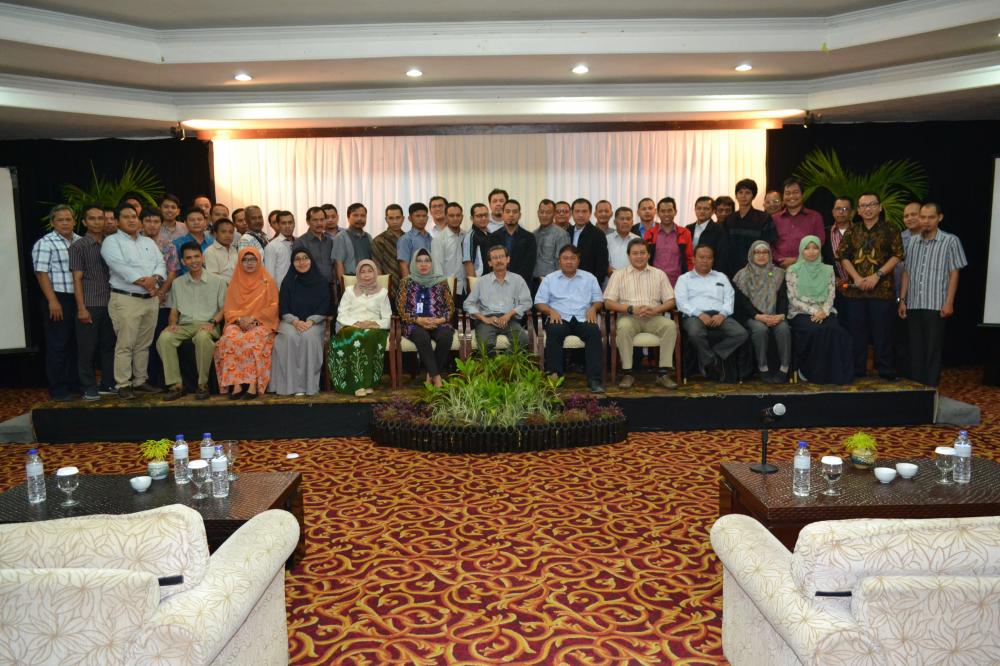  Kasubdit PSMS, Endarto (tengah)  berfoto bersama dengan peserta Workshop Pemeliharaan perangkat monitoring di Banjarmasin (12/9)