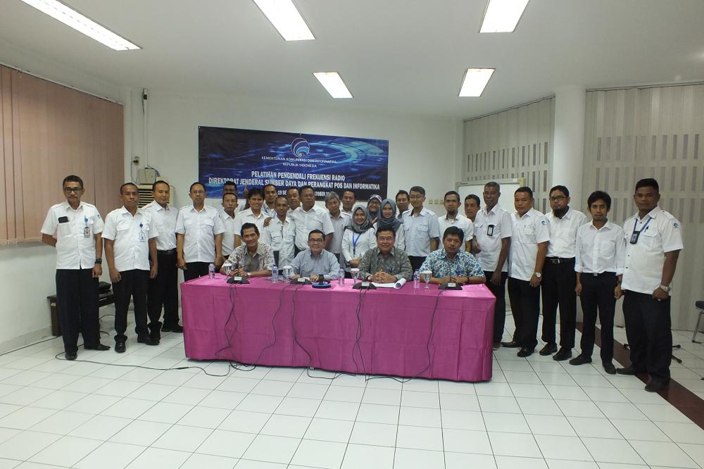 Sesditjen SDPPI Sadjan bersama para peserta diklat, instruktur, didampingi Kabag Umum dan Kepegawaian Hasyim Fiater