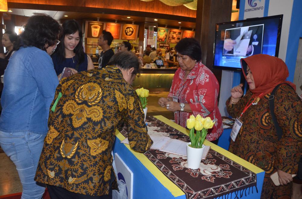 Tampak pengunjung sedang mengisi buku tamu pada  stand Dtjen SDPPI  padaPameran Produk Unggulan, Pariwisata, dan Investasi (SMESCO PPI Expo) 2017 di Manado (20/9). Dtjen SDPPI hadir untuk mensosialisasikan tentang penggunaan spektrum frekuensi radio serta standardisasi alat/perangkat telekomunikasi.