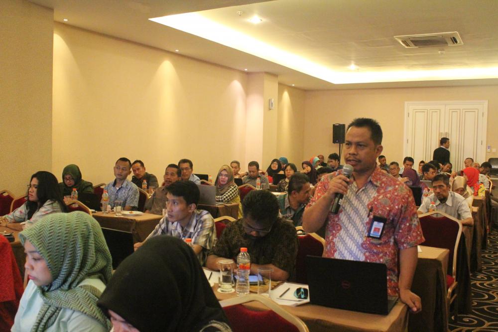 Salah satu peserta mengajukan pertanyaan 