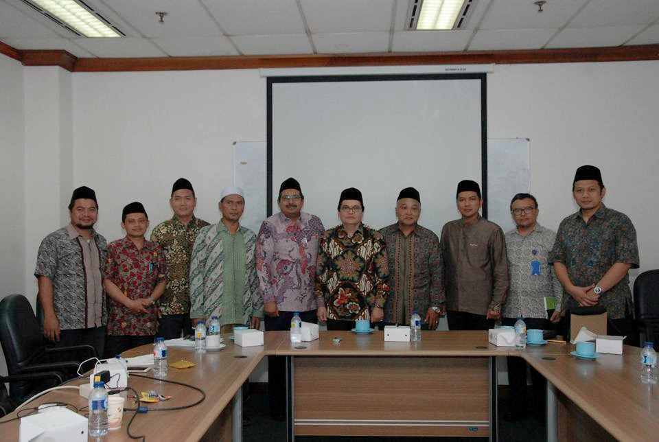 Dirjen SDPPI, Ismail (ke 5 dari kiri) bersama Dirjen PPI Kemkominfo Ahmad M Ramli (kanan) berfoto bersama usai bertemu dengan Wasekjen PBNU untuk membicarakan Media Dakwah Era Broadband di Kantor Pusat PBNU (3/10)
