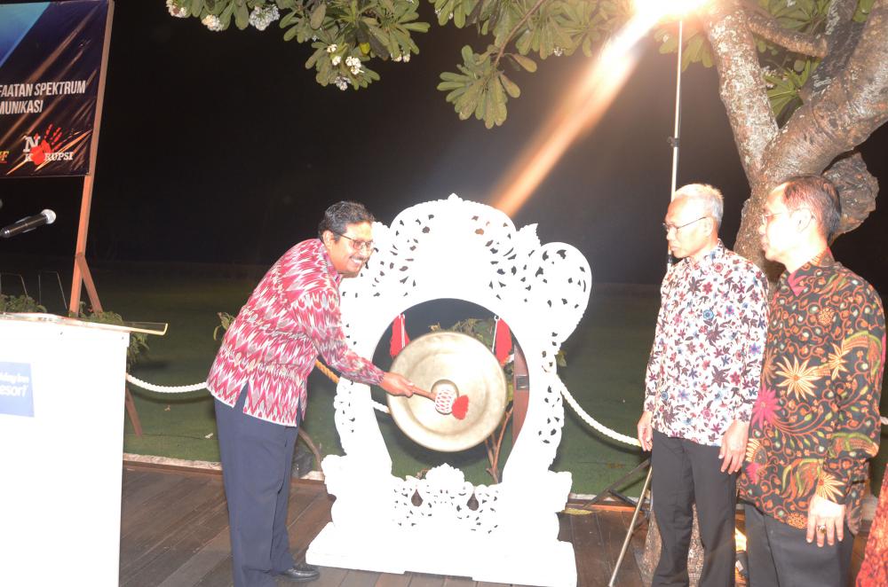Dirjen SDPPI, Ismail membuka Workshop Advokasi Hukum ditandai dengan pemukulan Gong pada Rabu (4/10) di Bali. 