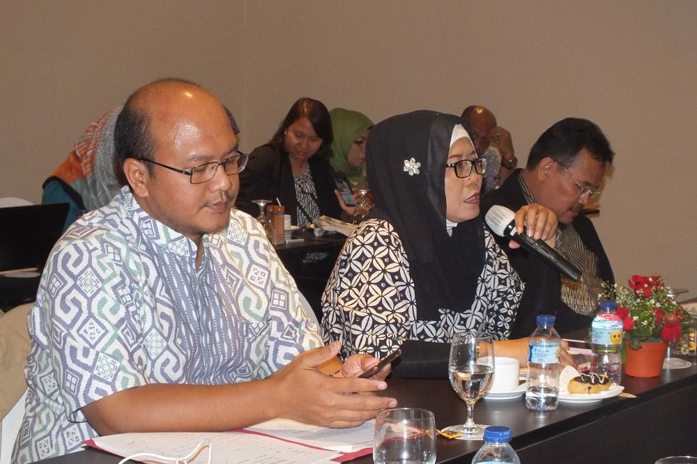 Kepala Bagian Penyusunan Program dan Pelaporan Fidyah Ernawati  (kanan) didampingi Kasubag Pengelolaan Data Hendra Santoso (kiri) saat memimpin Rapat Penyusunan Kuesioner Pelayanan Publik di Hotel Margo Depok, Jawa Barat (13/10).  Kegiatan tersebut dilaksanakan  untuk mendukung survei kepuasan yang direncanakan akan  dilaksanakan di wilayah Jawa, di antaranya Yogyakarta dan Semarang.