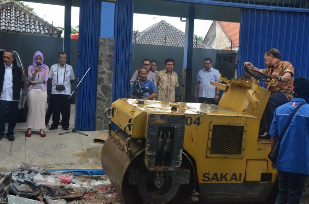 Dirjen SDPPI,Ismail  (baju putih kanan) menyaksikan pemusnaan 174 Perangkat Telekomunikasi Ilegal  
di Kantor Balmon Spekfrekrad kelas II Jakarta (27/10)