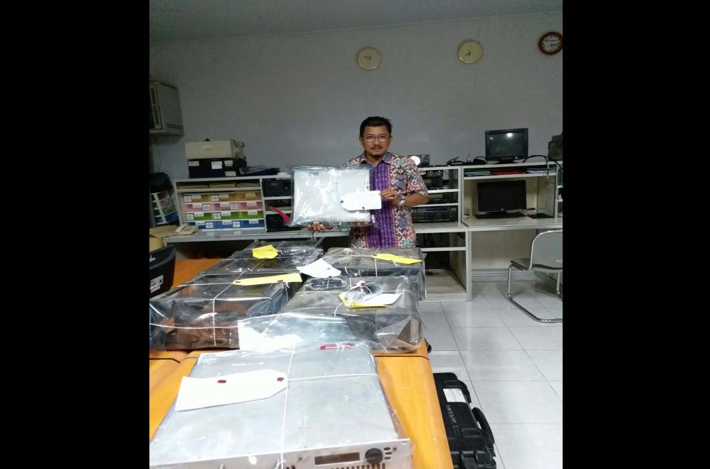 Kepala loka Spekfrekrad Mataram, Zainullah  emnnunjukan barang bukti hasil operasi penertiban penggunaan secara ilegal spektrum frekuensi radio. (23/10). Operasi menyasar penyelenggara siaran radio dan pengguna spektrum frekuensi radio ilegal yang berpotensi menimbulkan gangguan, baik di Kabupaten Lombok Timur, Lombok Barat, serta Lombok Utara.