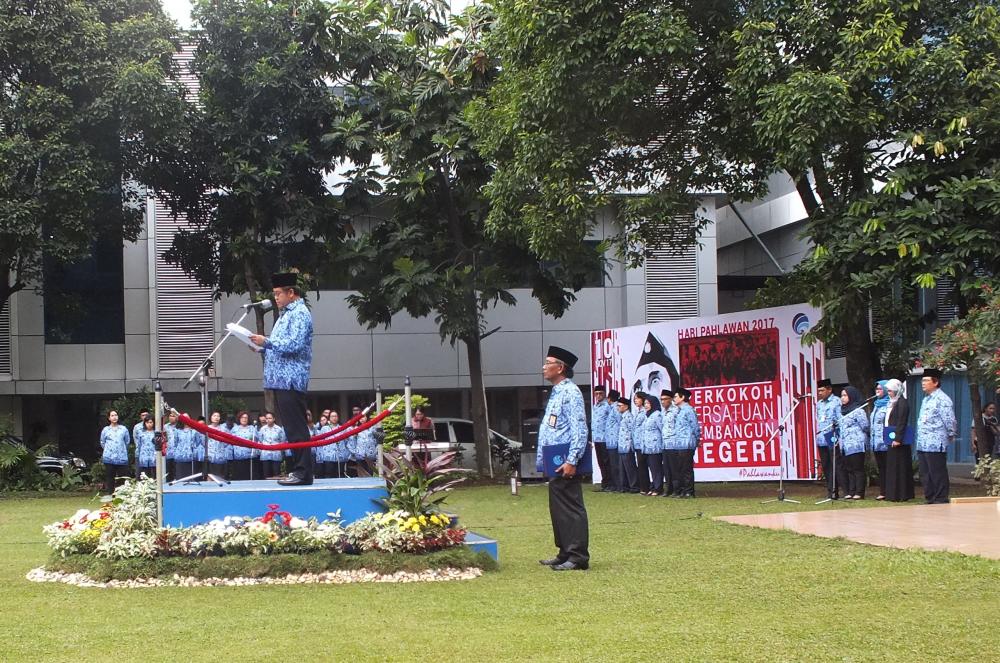 Menteri Kominfo Rudiantara membacakan amanat pada Upacara Peringatan Hari Pahlawan