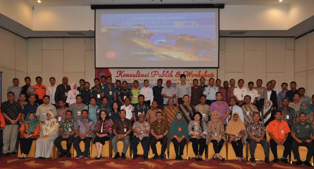 Direktur Operasi Sumber Daya Dwi Handoko beserta narasumber dan peserta kegiatan konsultasi publik