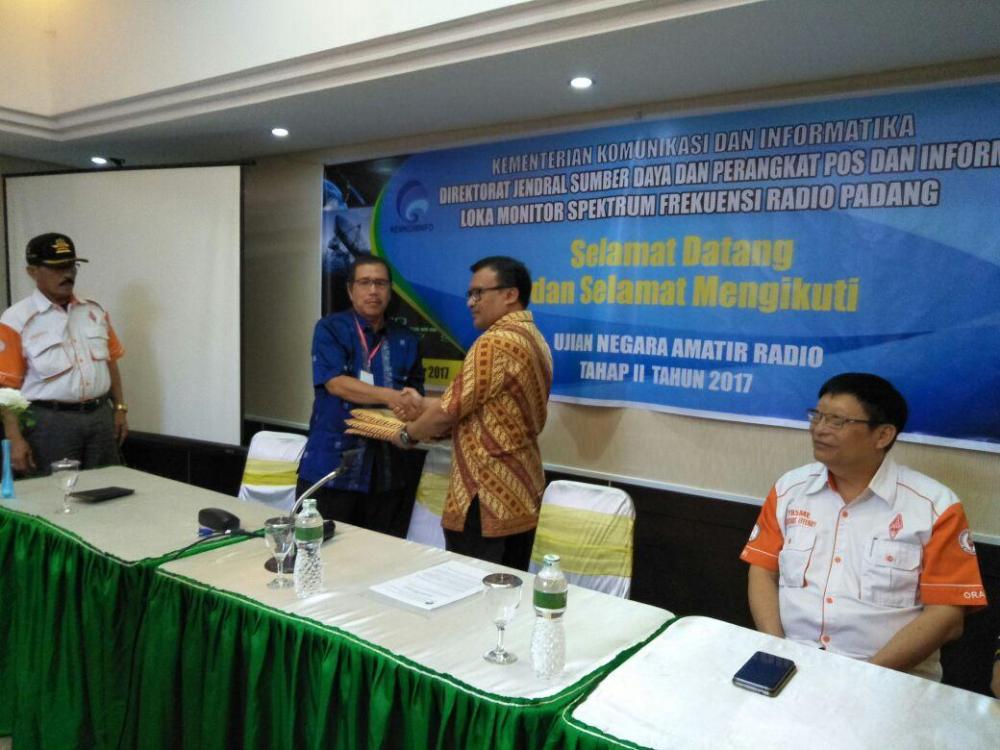 Serah terima soal Ujian Negara Amatir Radio dari Direktur Operasi Sumber Daya, Dwi Handoko (kanan) kepada Kepala Loka Monitor Spektrum Frekeunsi Radio Padang, Salman (kiri)